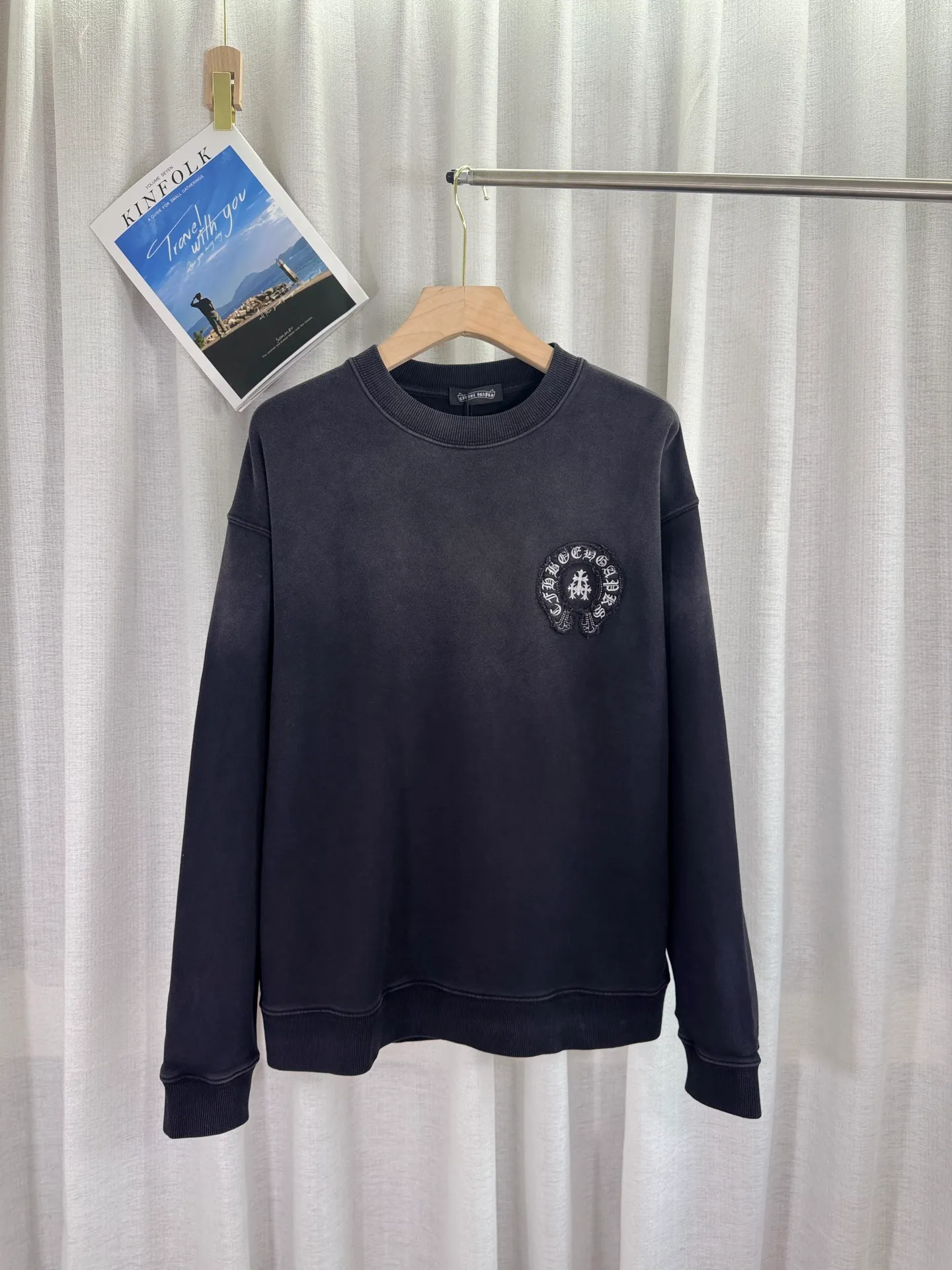P280 top version, real shot without P, ​​different from market currency) 𝗖𝗵𝗿𝗼𝗺𝗲 𝗛𝗲𝗮𝗿𝘁𝘀/Cro Heart 2025 washed patch embroidery autumn and winter new original single counter American laser burnt 3D three-dimensional color embroidery couple casual sweatshirt 👑The highest version! Customized fabric 500g tripe terry fabric! American acid-washed and distressed original fabric laser burnt ✟appliqué embroidery and exquisite embroidery of letters! The best-selling model in the counter, very comfortable to wear. Accessories: original molded and authenticated collar label➕100% silk wash label. Genuine purchase-grade original hangtag➕matching hanging rope➕3D hanging beads➕original packaging bag. Craftsmanship: The original version has consistent wiring! The highest version of the armhole matching technique! Color: Blue Black Size: S M L XL Style No.: 1033